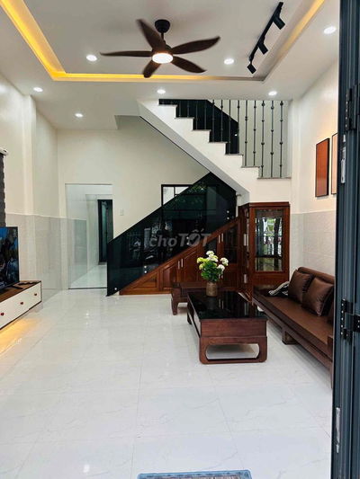 nhà 2 tầng cách chợ vài bước chân