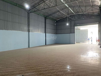 Xưởng 200m2 nền gạch men sạch sẽ tại Thạnh Lộc 19 Ngã Tư ga Quận 12