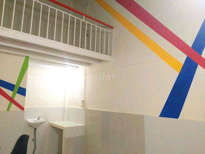 còn 1 phòng có gác, có máy lạnh