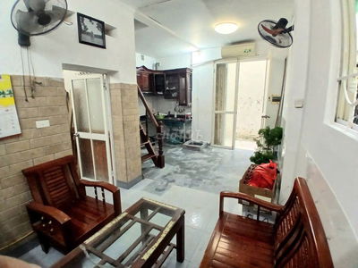 Cho thuê nhà 2 tầng, 3 PN, 1 VS chỉ 7tr gần chợ Nhật Tân, Tây Hồ