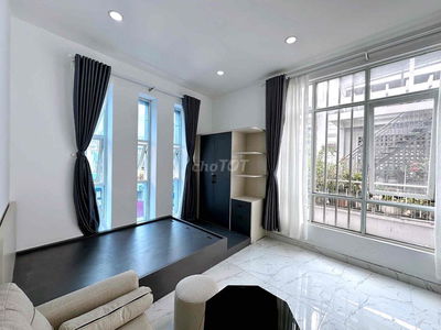 Trống sẵn căn studio cửa sổ lớn full nội thất ngay CV Lê Thị Riêng Q10