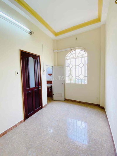 Phòng cửa sổ lớn vệ sinh riêng