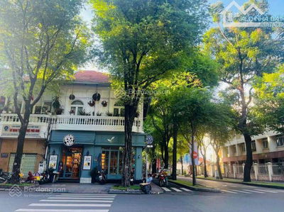 Góc 2 mặt tiền đẹp nhất trung tâm. Với 600m2 đất-ngang 25m-3 tầng-GPXD: 2 Hầm 10 tầng. Giá: 750 tỷ.