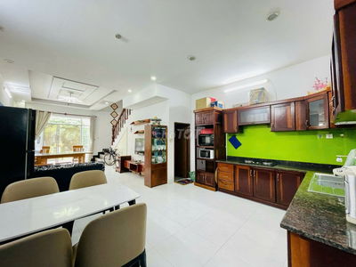 Bán gấp căn BT 130m2, hướng mát, sổ hồng, đường 20m, nội thất cứng cáp