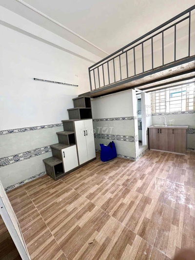 phòng mới , cửa sổ to, hành lang thoáng hai đầu, sân phơi  đồ riêng.