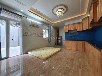 PHÒNG NGAY CHÙA NGHỆ SỸ, CÔNG VIÊN LÀNG HOA