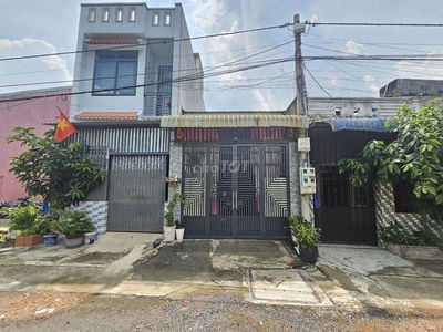 Nhà cấp 4 gác lửng gần trung tâm Y Tế Tp. Dĩ An