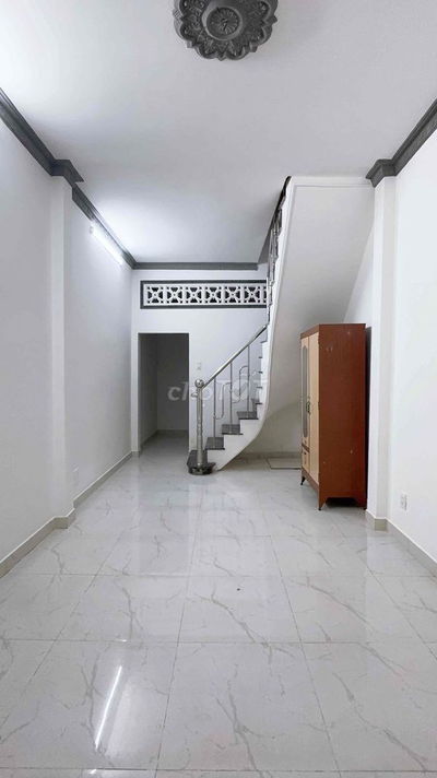 Nhà nguyên căn ngay ngã năm chuồng chó tiện đi sân bay 5’