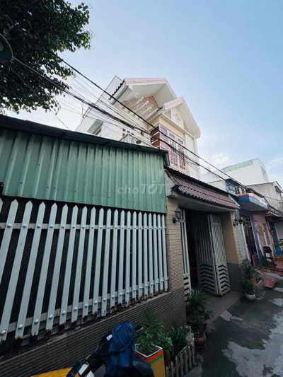 NHÀ RỘNG 81m2 , còn đất rộng bên hông , gần ngã tư Vườn Lài, Ngã tư ga