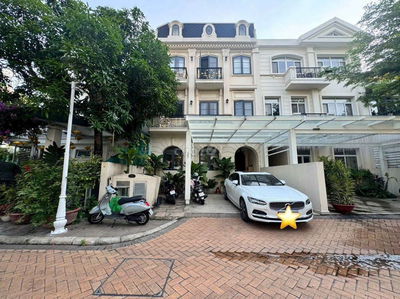 Cho thuê biệt thự Chateau – Phú Mỹ Hưng
 DT: 7.5 x 25m