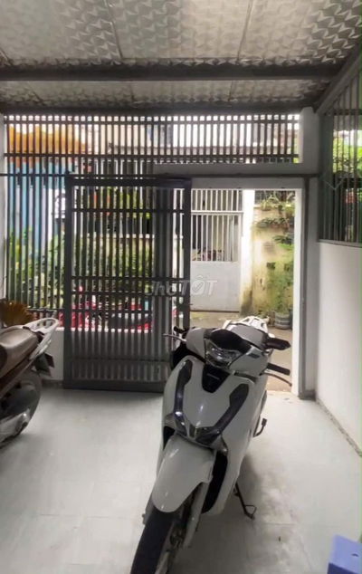 Nhà nguyên căn, hẻm oto, gần DH ngân hàng.