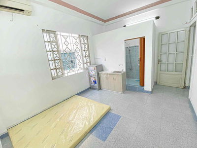 Cho thuê phòng lô E Hoàng Quốc Việt có CửA Sổ - khu vực yên tĩnh