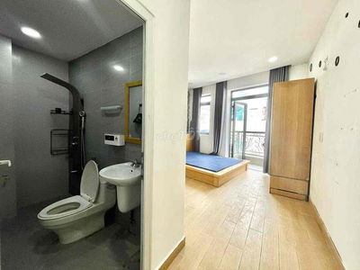 Cho thuê phòng mới ban công full Nội Thất gân Emart 2