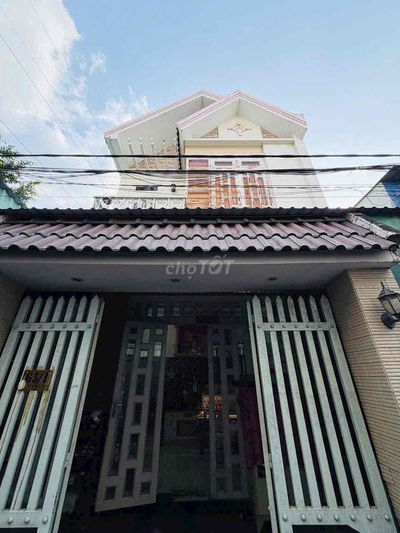 tôi cần bán gấp biệt thự 8x10 ngay ngã 4 ga quận 12