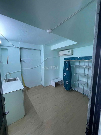 Phòng rẻ cho thuê có máy lạnh, trong hình chỉ 2tr6