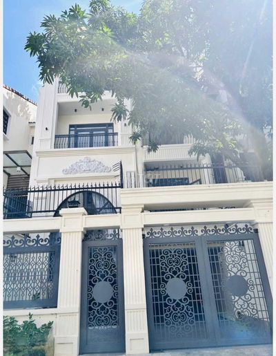 Cho thuê nhà Nguyễn Cửu Vân, P.17, Q.BT, DT: 9x17m, trệt 3 lầu