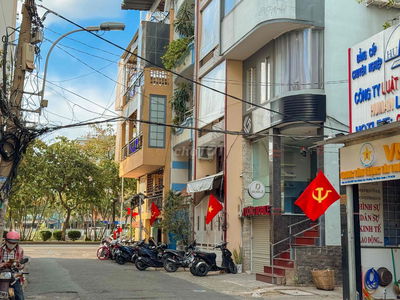 Mặt tiền Q1 (35m2) - hẻm oto 10m có phòng ngủ + WC riêng