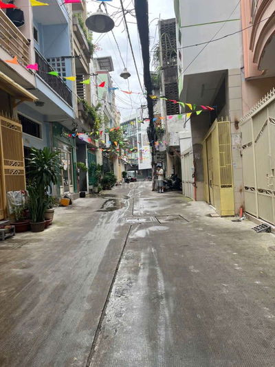 Hxh 1 trục thẳng cách MT Lê Văn Sỹ 20m DT( 4.5 x 12m) 6 tầng 10PN