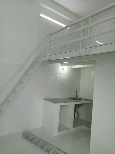Phòng 10m2 ngay ga Metro Bình Thái, 2tr, thuận tiện ch việc di chuyển.