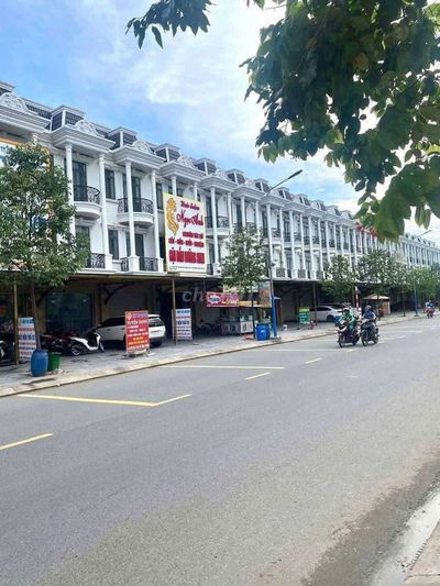 Nhà mặt tiền kinh doanh 2 lầu 1 triệt gần ngã ba ông xã giá 10 triệu