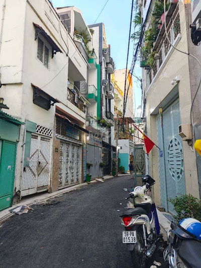 BÁN ĐẤT TẶNG NHÀ 

HẺM 55/ NGUYỄN PHÚC CHU. P15.. 6*12M. CHỈ 4.29 T.Ỷ