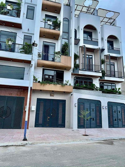 NHÀ MỚI XÂY 100% DT 220m2 1TRỆT 1LỬNG 3LẦU 4PN 5WC NGAY CẦU NGÃ TƯ GA