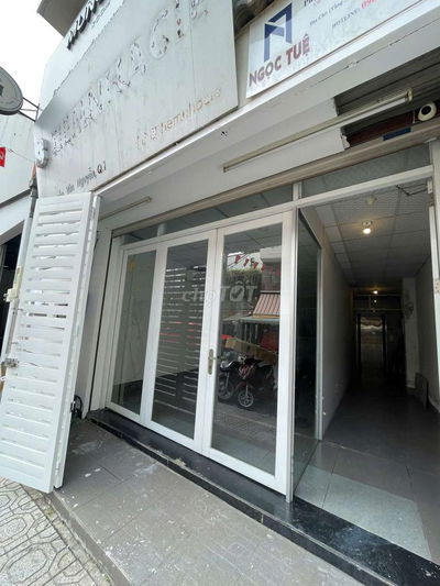 Cc cần cho thuê mặt bằng MT Đường Nguyễn Văn Nguyễn,  Quận 1 giá rẻ