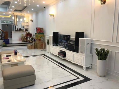 cần bán nhà 1 tr 3 lầu đường 11 m có vỉa hè