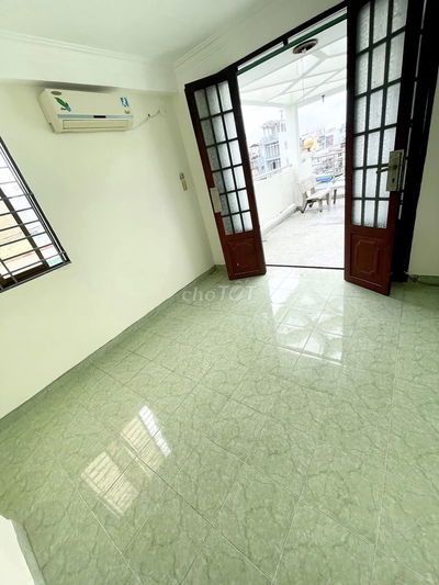 chính chủ cho thuê phòng đẹp, có sân ban công siêu rộng, NVS riêng
