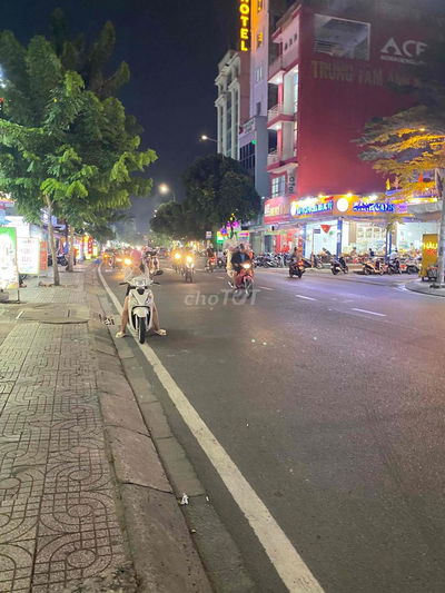 Chủ kẹt bán gấp MTKD Độc Lập. Dt 4m x 19m. Cấp 4. Giá 9.9 tỷ