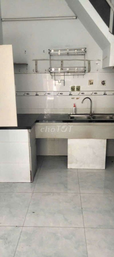 Cho thuê 1 trệt, 1 lầu, 1pn kín rộng ngăn làm 2 pn, 2 wc, hành lang