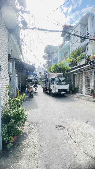 Bán Nhà Lô góc Trịnh Đình Trọng, hẻm xe tải, 70m², 2 tầng, full nội th