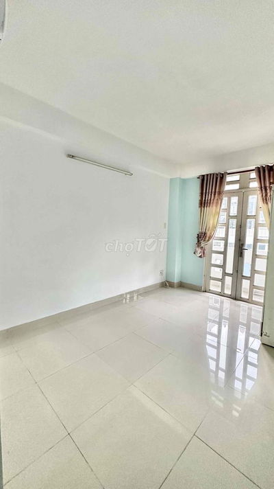 phòng sạch mới,ban công,free phí dịch vụ,wifi.