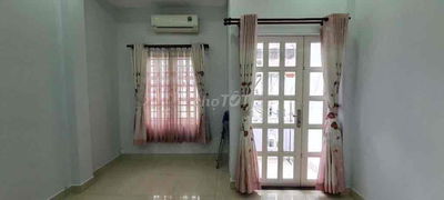 NGUYỄN HỬU CẢNH HẺM 3m CÁCH MẶT TIỀN 30mNGANG 4 SỎ VUÔNG