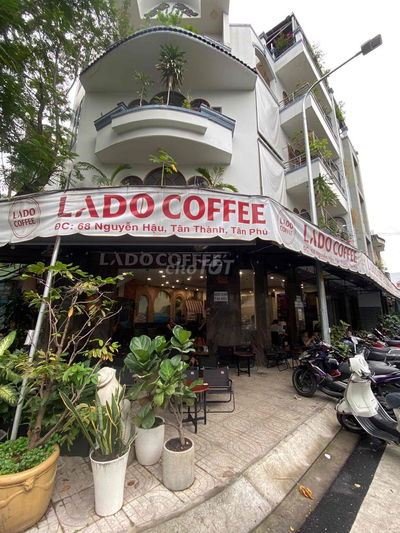 Sang quán cà phê có lượng khách ổn định