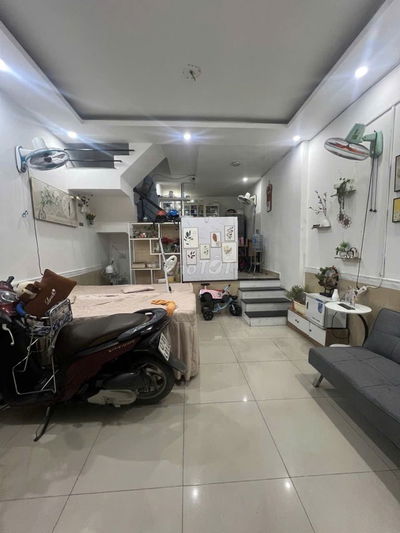 Nhà kiên cố, xe hơi đỗ cửa, đối diện Hồ Bơi Tây Thạnh.