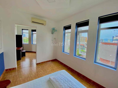 Phòng khách sạn rộng 45m 1pn riêng biệt ngay Chính Hữu chie 4,8tr/th