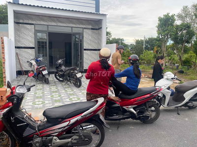 Nhà mới xây 109m2 thổ cư mặt tiền nhựa 1/ Lý Thị Chừng,cách uỷ ban 2km