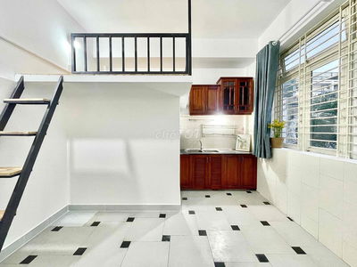 Phòng cửa sổ gác gần Cầu Thị Nghè, ĐH Khoa học xã hội và nhân văn