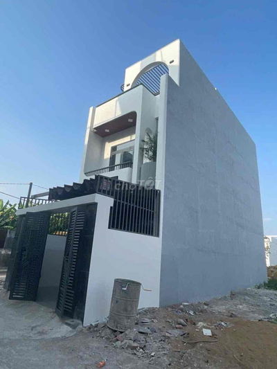 NHÀ 2LẦU 1TRỆT GẦN CẦU HOÁ AN. dt 86m2, 4p ngủ, sân xe hơi 7 chỗ.