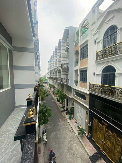 Nhà phố 4.5 lầu ngay eon BT .SHR