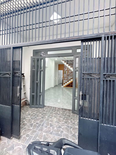 Nhà 2 tầng, ngay chợ Hạnh Thông Tây, Quang Trung