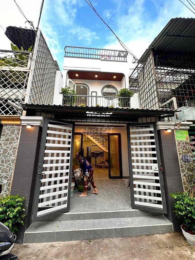 Bán nhà Thạnh Lộc 13,4x 15m,hẻm ô tô, 2 tầng 3 ngủ chỉ 4x tỷ