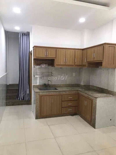 nhà 2 PHÒNG NGỦ đoàn văn bơ. có SÂN THƯợng