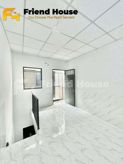 1 trệt 1 lầu gác đúc cao 2m, có ban công, 500m tới Emart