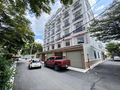 Dãy nhà phố cực đẹp ngay cổng Vạn Phúc City - đường 10 mét có vỉa hè-an ninh-Đồng Bộ