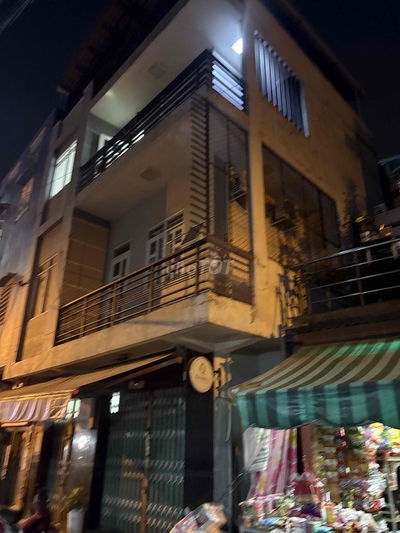 Cần tiền bán gấp nhà mặt tiền hẻm rộng 4 m,5pn,5wc