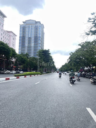 Hiếm !! Phân lô Phùng Chí Kiên-Hoàng Sâm vỉa hè ôtô tránh 6T Thang máy