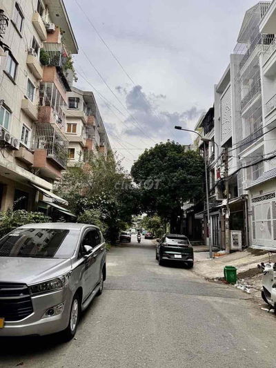 Bán CHDV vị trí đắc địa Nguyễn Xí ngay Vincom, nhà 5 tầng, ngang 5m