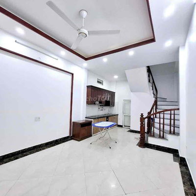 Hoàng Mai 35m2- Lô Góc- ngõ thông- gần oto.